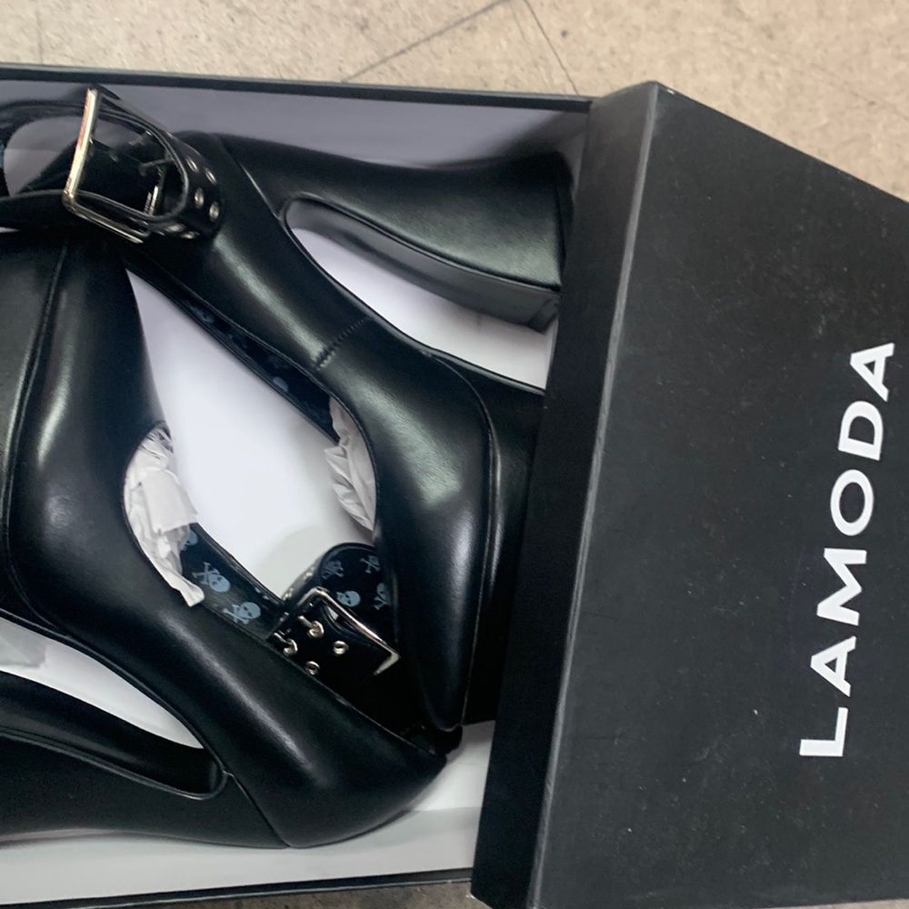 I bought the wrong size I never wore them and need to just get rid of them
